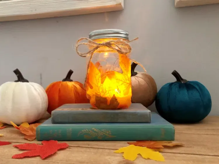 idées décoration d''automne diy guirlande lumineuse dans bocal en verre feuilles automnales brico déco
