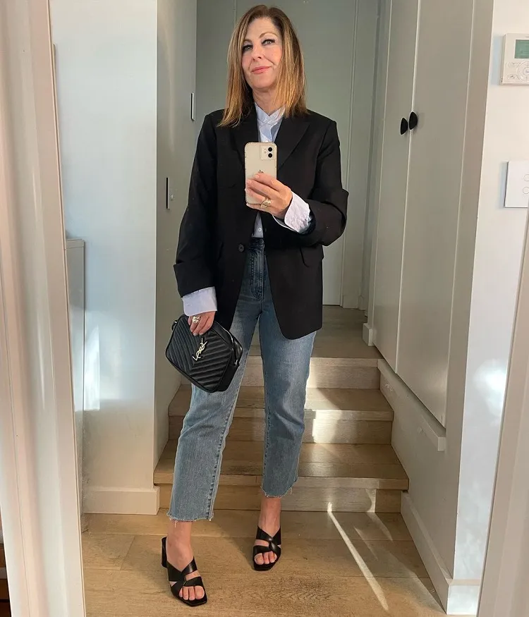 jean droit slim femme 50 ans blazer noir chemise tenue moderne bureau