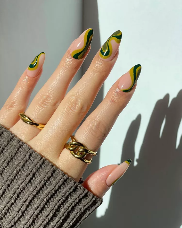 manucure automne hiver 2023 2024 nail art vert abstrait swirl nails