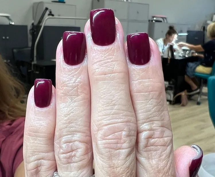 manucure femme 60 ans et plus cherry mocha nails ongles carrés