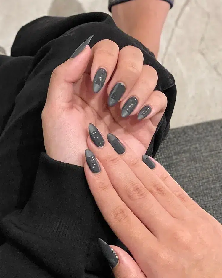 Manicure francesa revisitada original verniz cinza prateado brilhante fosco nail art inverno 2023