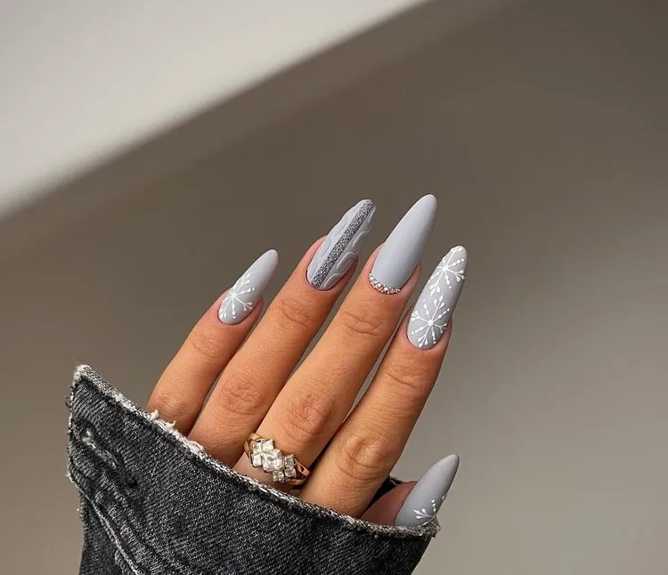 manucure hiver 2023 2024 ongles longs nail art gris