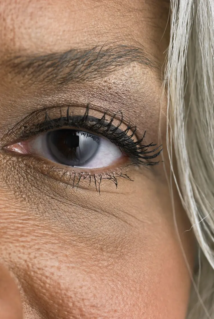 maquillage des yeux erreurs qui vieillissent après 50 ans