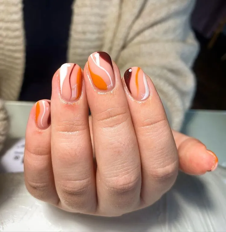 nail art automne 2023 manucure abstrait en marron orange et blanc