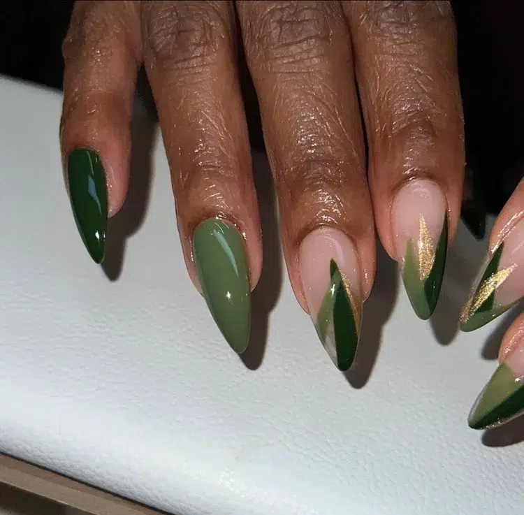 нейл-арт оттенки зеленого на длинных ногтях маникюр на шпильках осень 2023