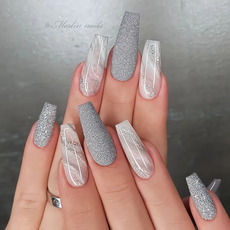 nail art mármore gi prata glitter Natal manicure inverno 2023