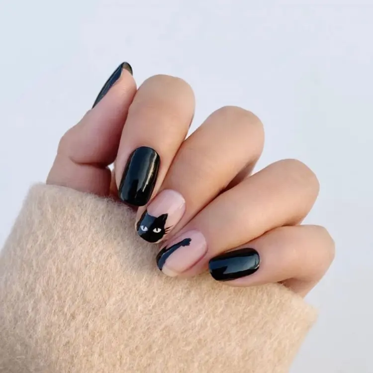 nail art moderne halloween noir