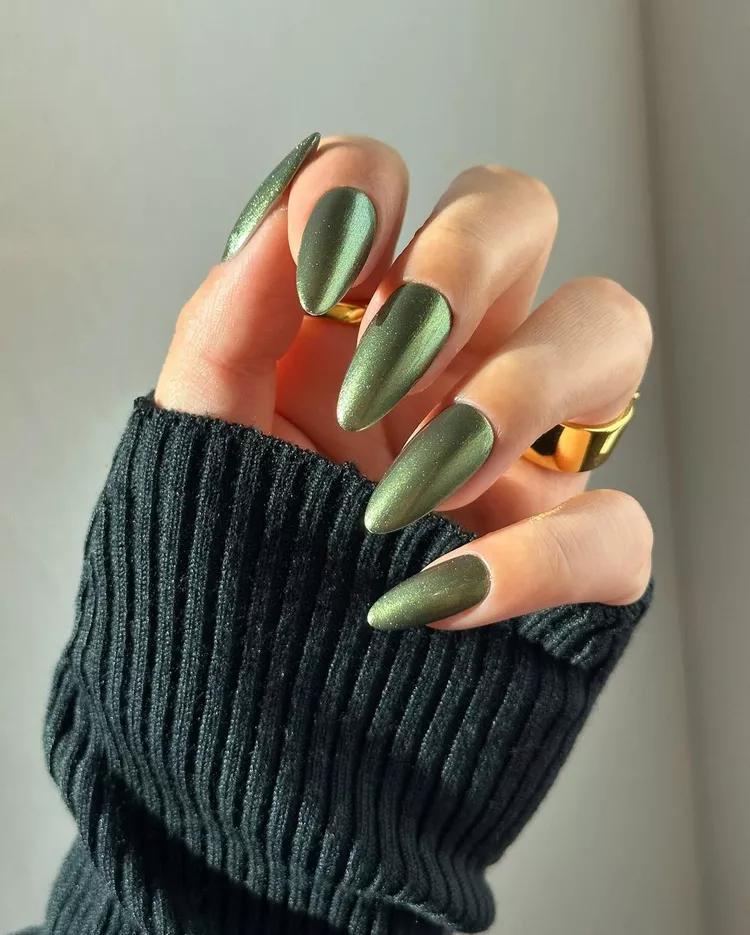 тренд нейл-арта 2023: зеленое украшение ногтей с нежным блеском