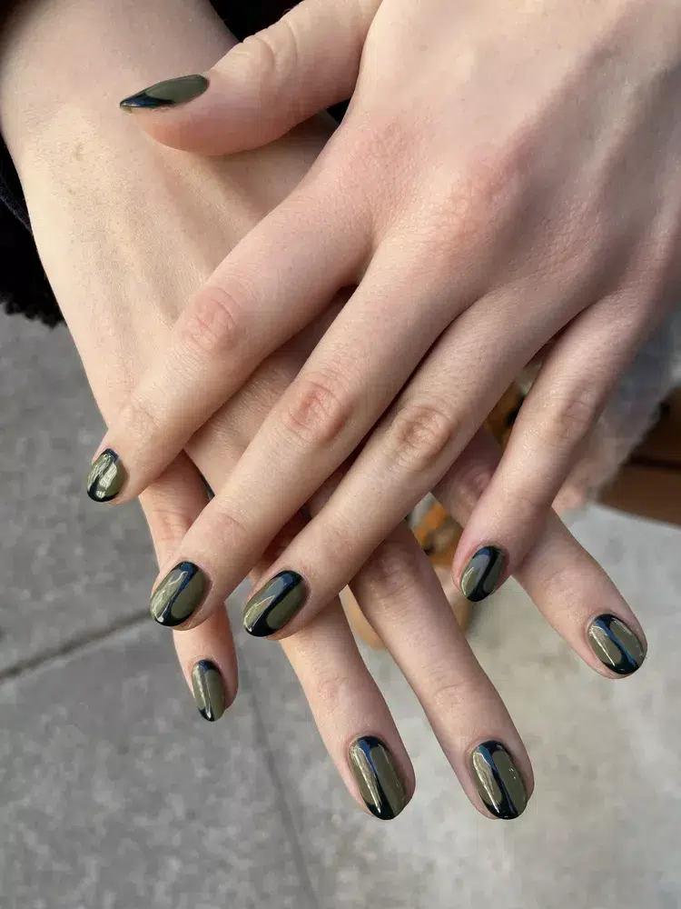 абстрактный зеленый маникюр на коротких ногтях