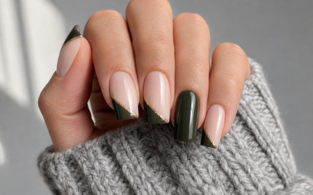 Nail art vert olive et or avec french manucure dorée sur ongles carrés automne hiver 2023-2024
