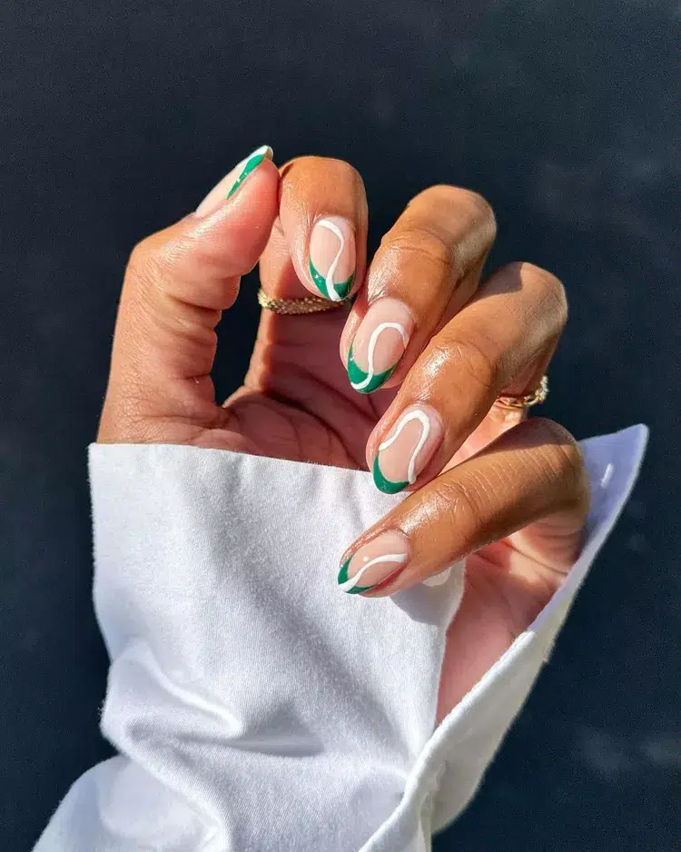 зелено-белый маникюр на миндалевидных ногтях, завитые ногти