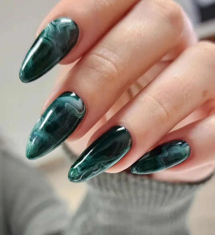 темно-зеленый нейл-арт с мраморным эффектом на длинных миндалевидных ногтях