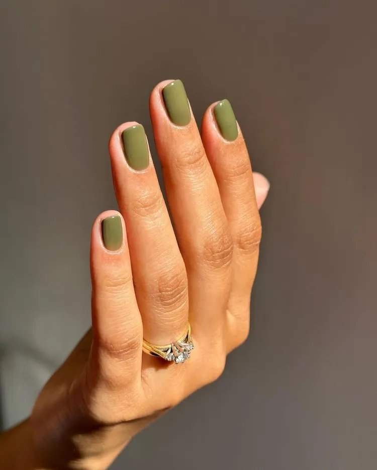 нейл-арт оливково-зеленого цвета на коротких ногтях