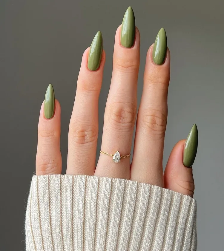 nail art vert olive sur ongles longs en stiletto