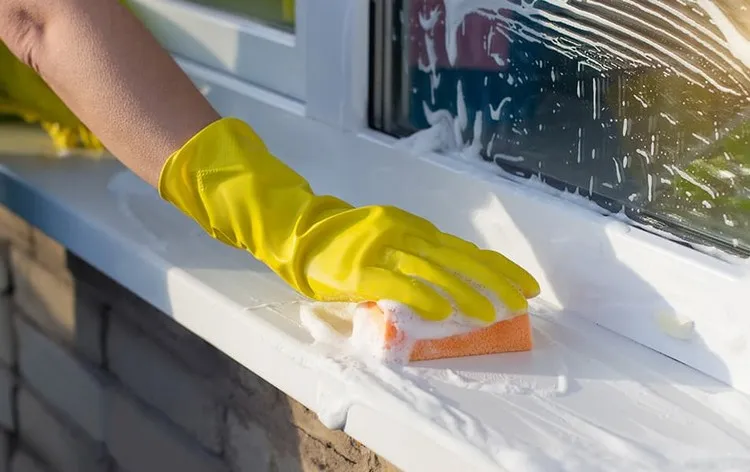 nettoyer le cadre de fenêtre en pvc avec de l'eau savonneuse