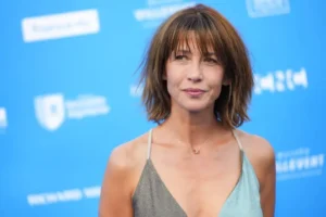 nouvelle coupe sophie marceau 2023 automne cheveux courts carré effilé tendance avec frange