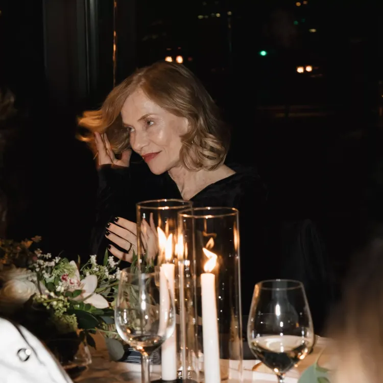 nouvelle coupe isabelle huppert look anti âge coiffure rajeunissante femme 70 ans carré wavy blond