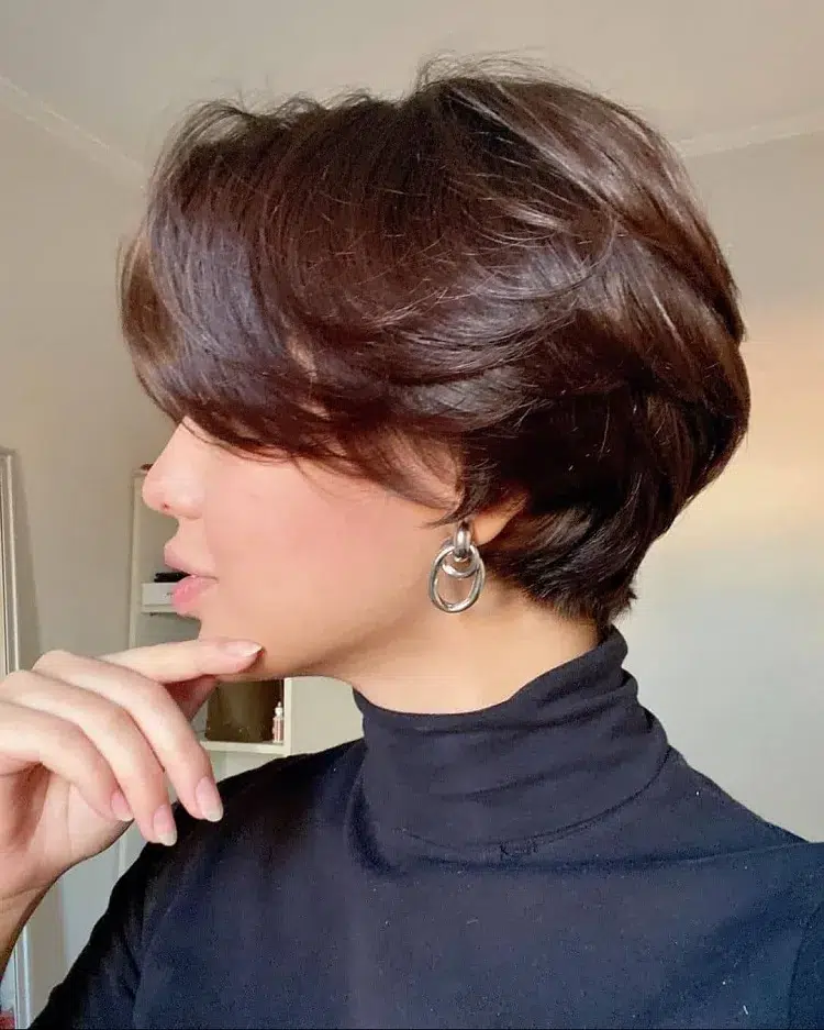 pixie bob coupe carré volumineux femme 50 ans qui rajeunit