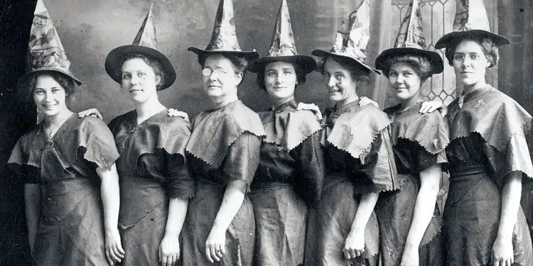pourquoi les sorcières portent elles des chapeaux pointus