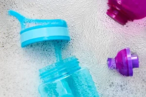 quand comment nettoyer sa gourde plastique quelle fréquence désinfecter intérieur