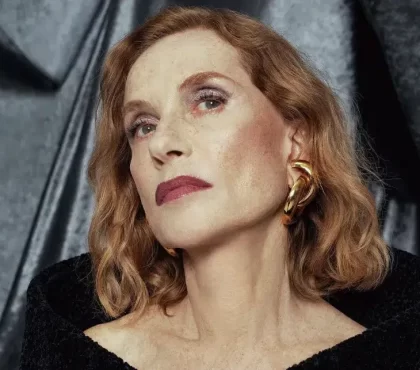 quel carré à 70 ans isabelle huppert carré blond wavy dégradé avec frange coloration blond vénitien