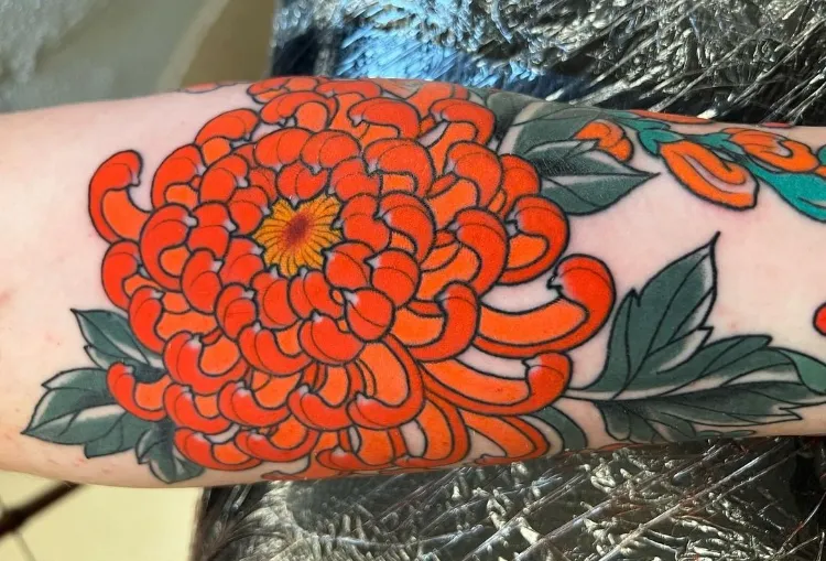 représentation stylisé tatouage chrysanthème japonais orange