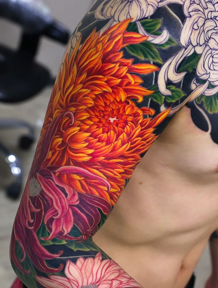 tatouage chrysanthème bras entier haut en couleur 