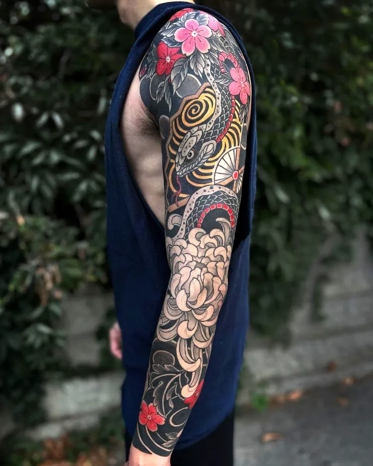 tatouage chrysanthème japonais homme manche épaule 