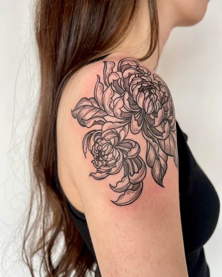 tatouage chrysanthème noir et blanc épaule femme