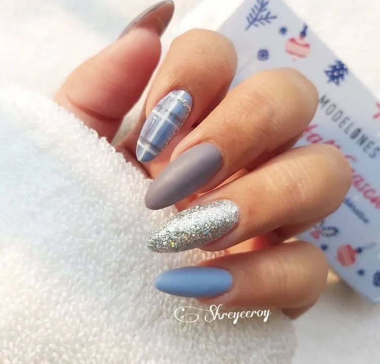 tendência de manicure novembro de 2023 inverno deco unhas longas nail art cinza prata azul natal