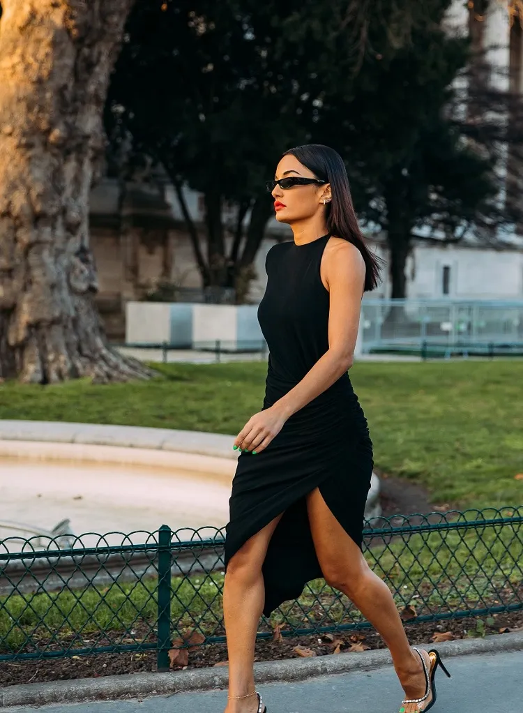 tendance robe élégante femme ronde petite taille petite robe noire asymétrique automne 2023