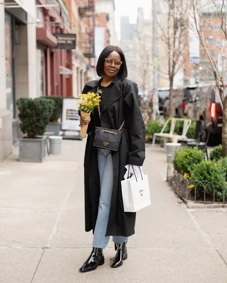 tenue femme 50 ans moderne jean slim trench noir bottines cuir vernis