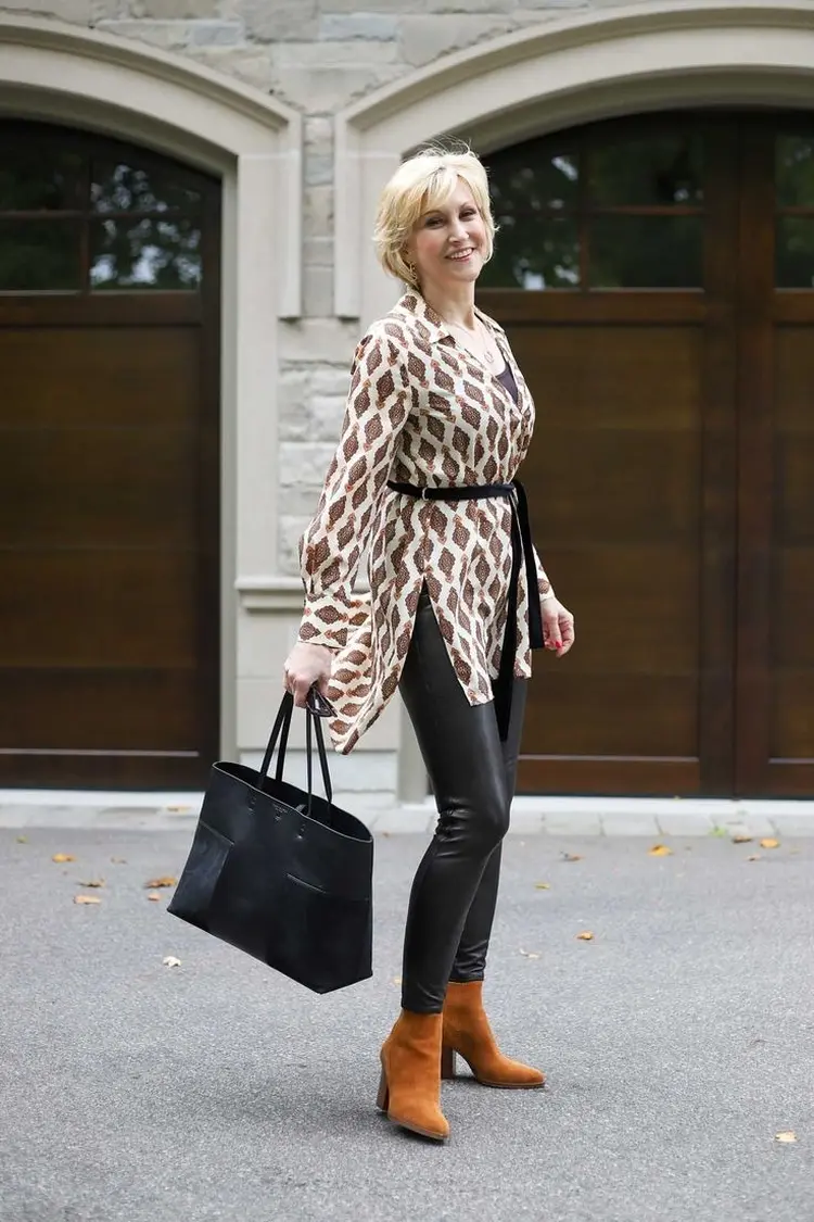 tenue moderne tendance femme 50 ans leggins cuir