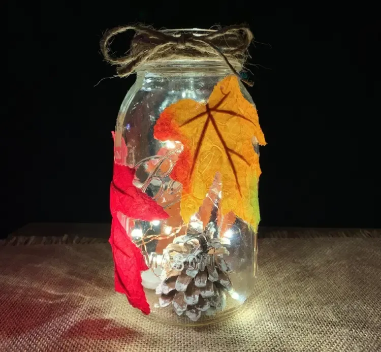 tuto décoration d'automne diy originala naturelle bocal lumineux guirlande led pommes de pin feuilles mortes