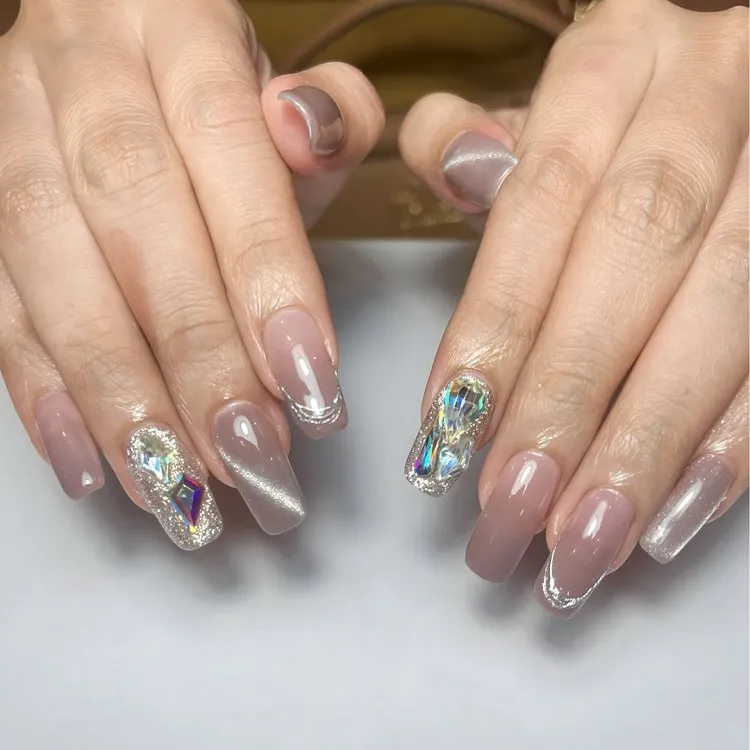 Unhas de veludo nail art manicure prata cinza gel glitter tendência de unhas inverno 2023