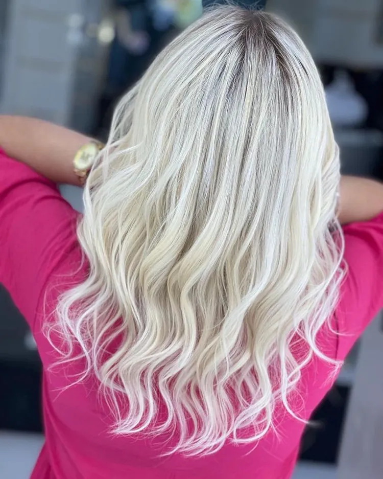 blond polaire coiffures longues, courtes couleur cheveux tendance hiver 2023 tendance femme champagne
