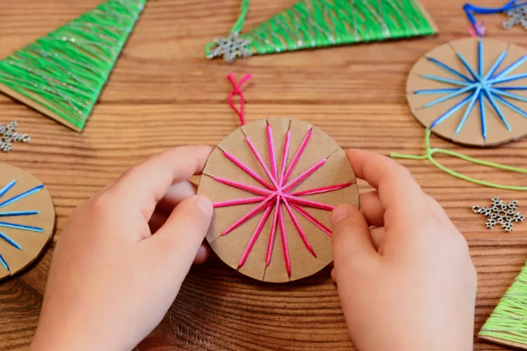 bricolage boule de noël en papier activité manuelle pour enfants