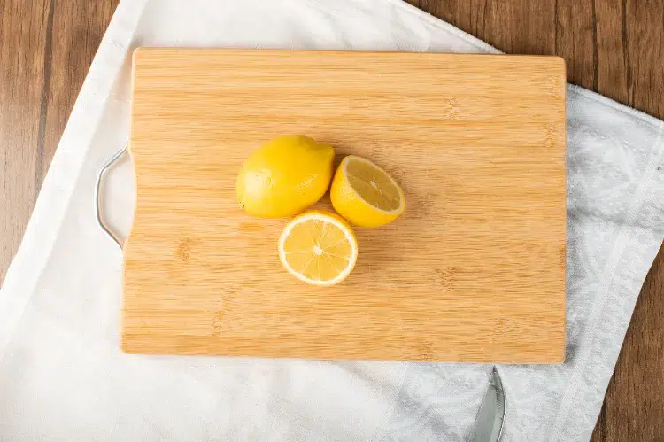 citron blanchir planche enlever les taches sur une planche a decouper en bois plastique huile