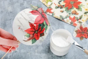 déco de noël avec serviette en papier  découpage facile pour les fêtes de fin d'année