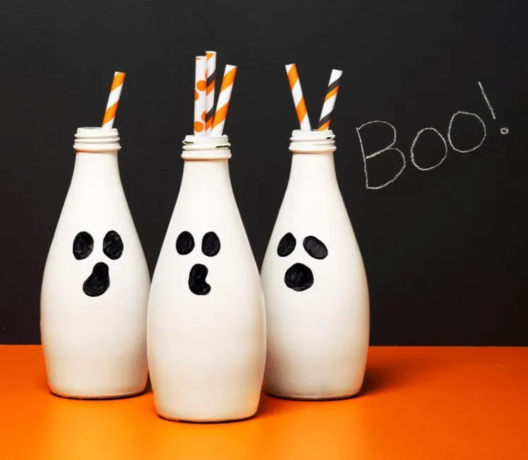 déco halloween avec des bouteilles en plastique faciles enfants fait maison lait rouge fantôme