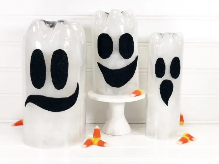 déco halloween avec des bouteilles en plastique idees faciles enfants fait maison lait rouge fantôme