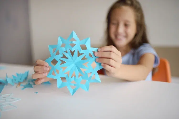 flocons de neige en papier 5 tutos et motifs simples pour les enfants de maternelle