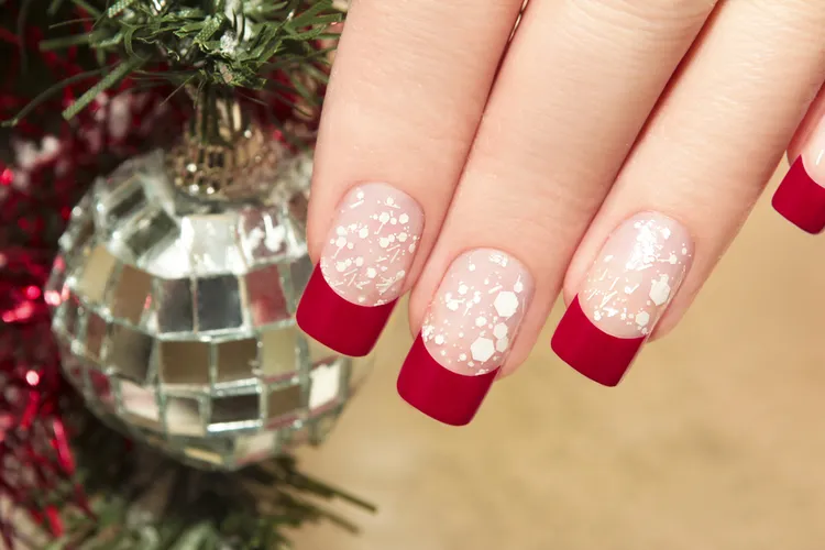french manucure rouge et blanc effet mat ongles noël 2023