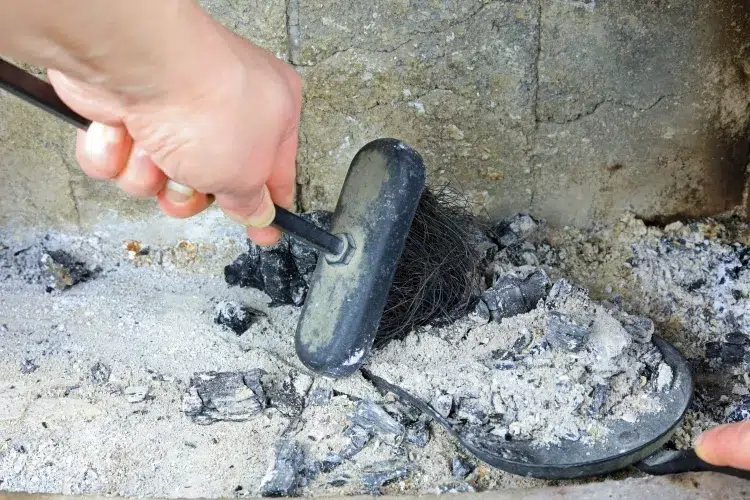 à quoi sert la cendre de bois brûlée dérapant excellent assurer traction pieds absorber taches huile