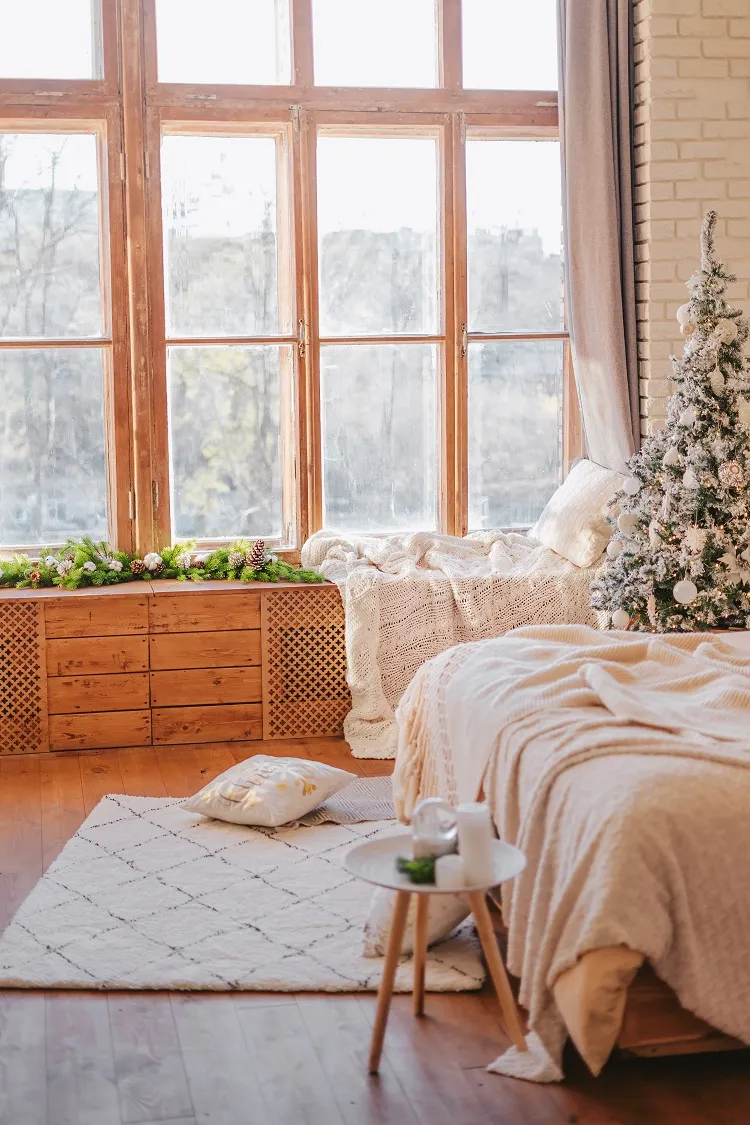Рождественская атмосфера 2023, идея украшения комнаты, окна, скамейка, угол, кокон, ель