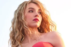 balayage cuivré miel sur blonde tendance coloration hiver 2024 sydney sweeney