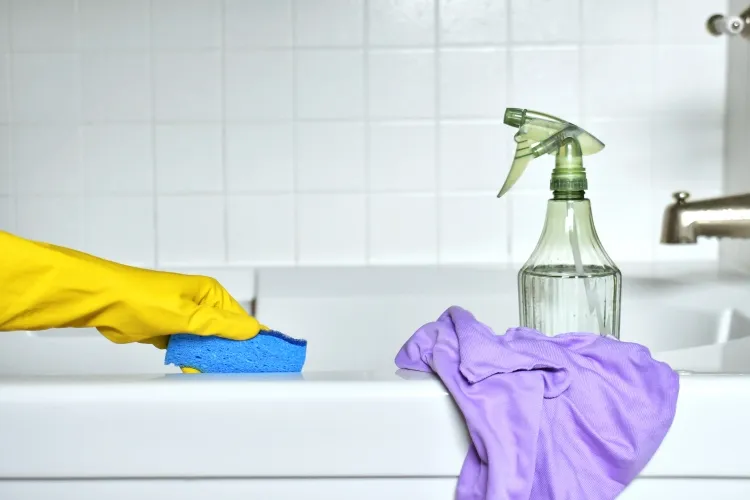 blanchir les joints de salle de bain comment nettoyer coulis sales équipé gants masque tablier caoutchouc