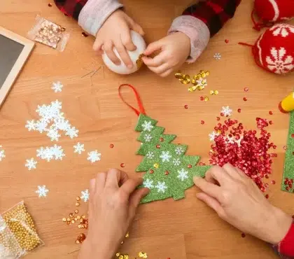 bricolage hiver maternelle facile activité manuelle sapin papier pailleté