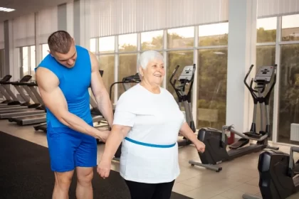 comment perdre du poids à 65 ans promenade marche pied travaux jardin activités fitness