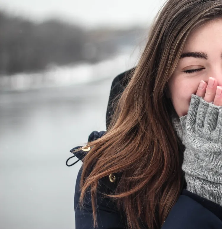 conseils soins pour les cheveux en hiver comment les protéger chocs temps froid
